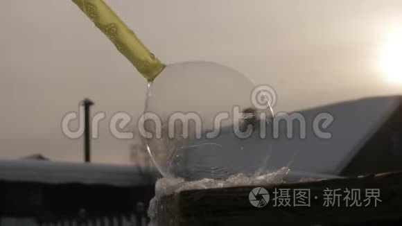 霜肥皂泡。 冰冻雪球。 雪花冰纹结霜在肥皂球上。 冬季日落