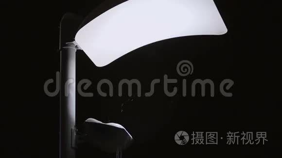 夜晚的花灯在雪地里视频