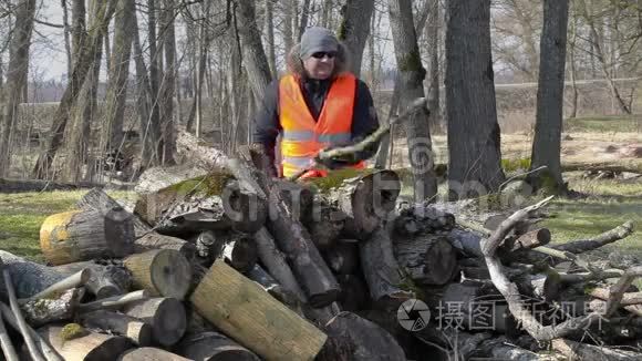 工人堆放木材视频