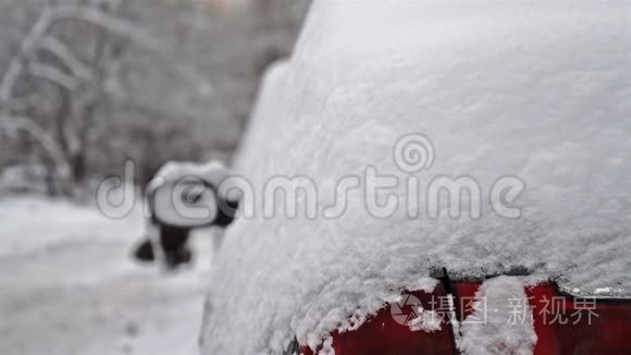 大雪过后清除车上积雪视频