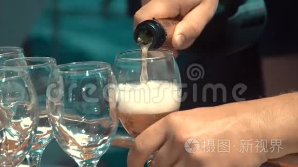 白葡萄酒倒入玻璃杯中视频