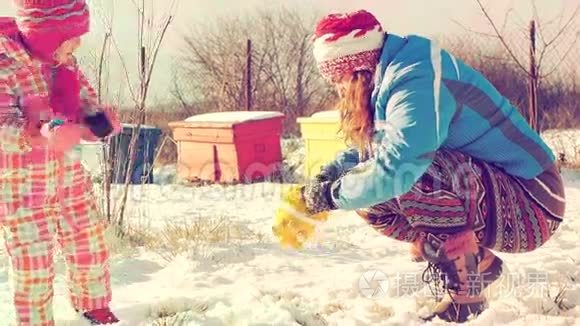母女俩在雪地里玩视频视频