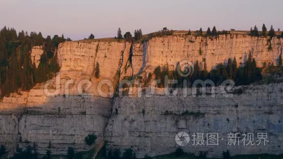 瑞士克鲁克斯杜范区陡峭的悬崖视频