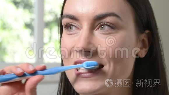 卫生间用手工牙刷刷牙的女人视频