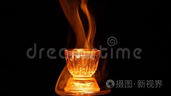 00:191080p狂野的女人用火棍和烟雾弹跳舞视频- 00:001080p烟雾弥漫