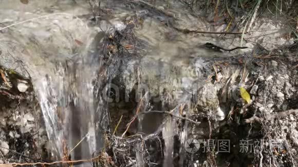 肆虐洪水河道自然险情.. 春天的雪融化增加了流入河流和湖泊的水流