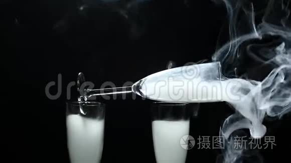 香槟杯冒烟无人暗背景高清镜头视频