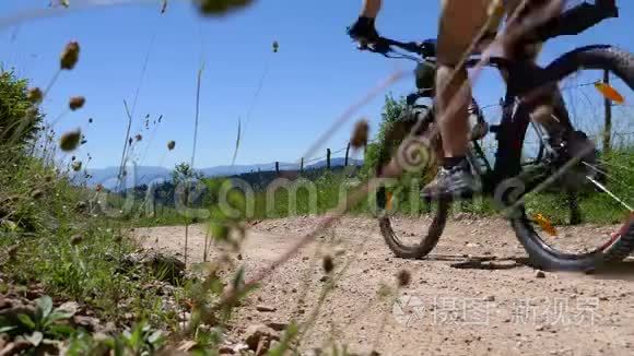 一名山地自行车手下山的录像视频