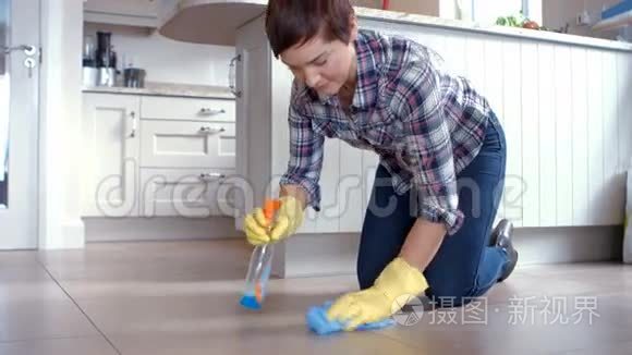 女人打扫地面