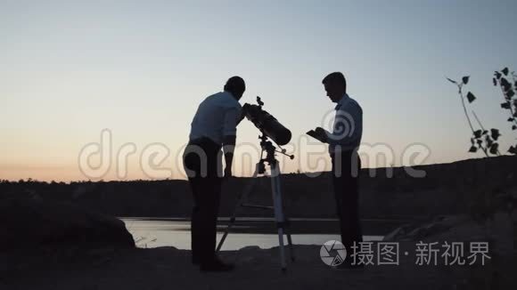 人们用望远镜探索太空视频