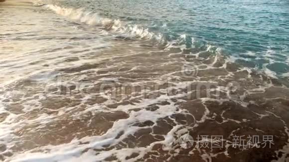 日落时海滩上海浪的慢镜头视频