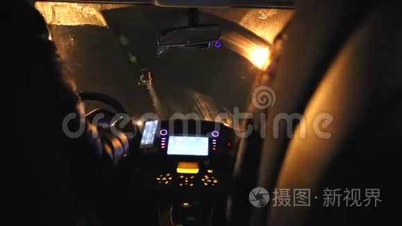 夜间驾驶隧道灯女士手摇方向盘视频