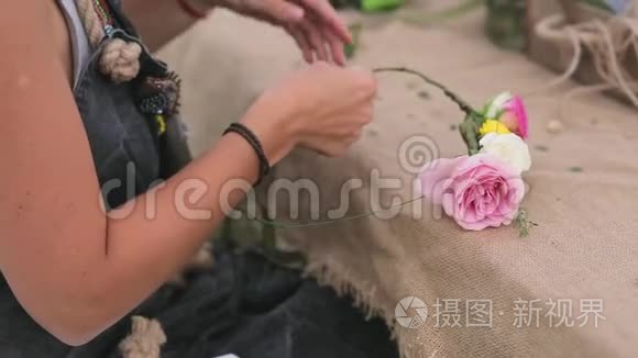 花匠织了一个鲜花花环视频