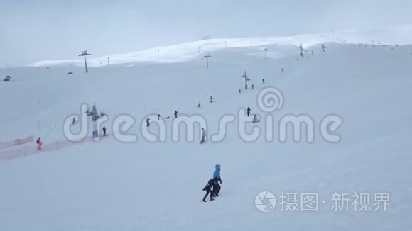 人们在冬季雪地滑雪场散步视频