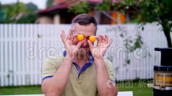 一个男人,父亲,在户外和家人一起玩,扭扭捏捏,把曼陀罗贴在眼睛上短