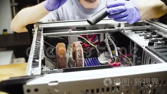 男性手清洁电脑系统
