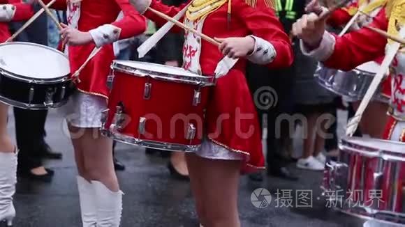 少校排成一排，敲出旋律。 假日的街头表演。 雨天