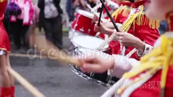 少校排成一排，敲出旋律。 假日的街头表演。 雨天