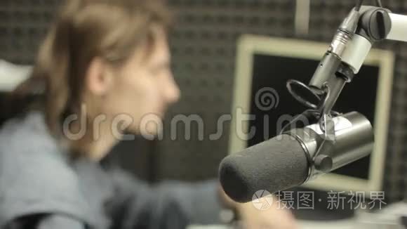 一个在广播室说话的男人视频