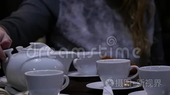 女人在咖啡馆的白色杯子里倒凉茶。 慢动作