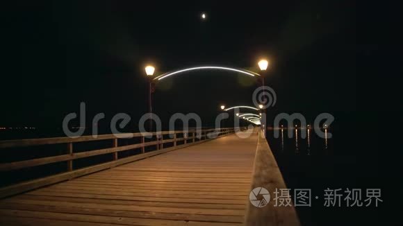 白岩码头之夜，公元前4K年。