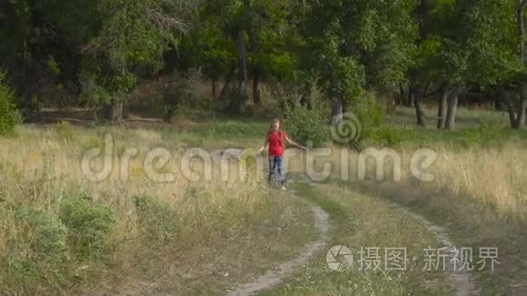 这个女孩正在骑单轮车视频