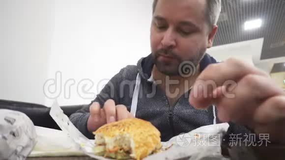 在快餐店吃汉堡的男人视频