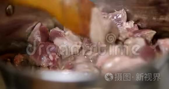 生羊肉在沸水中混合视频