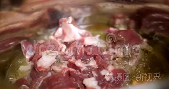 生羊肉在沸水中混合视频