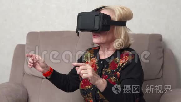 使用vr眼镜的老年妇女