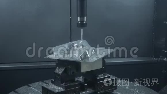 自动机器人钻生产建筑材料视频
