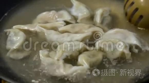 在煎锅里做饺子的特写镜头