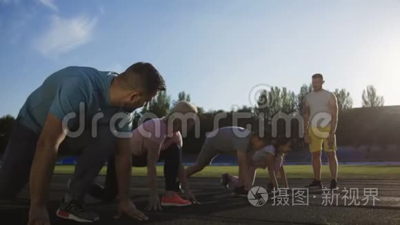 全家人在体育场奔跑冲刺视频