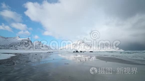 被山脉包围的冬季海滩视频