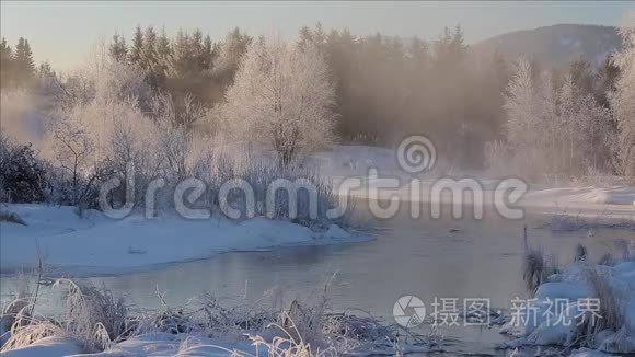 冬季仙境里的冰冻河流视频