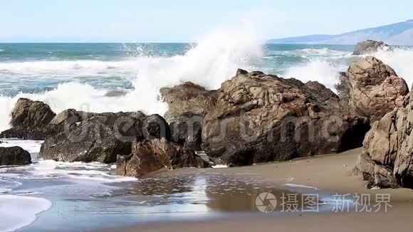 海浪冲击着沙滩上的岩石视频