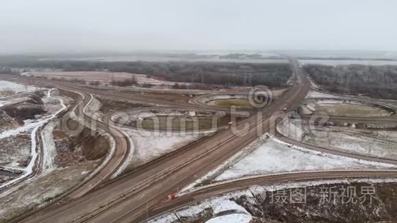 在冬季十字路口移动的汽车和卡车的空中是一个大的道路交叉口。 无人驾驶车辆在