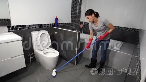 女人用刷子打扫浴室的瓷砖视频