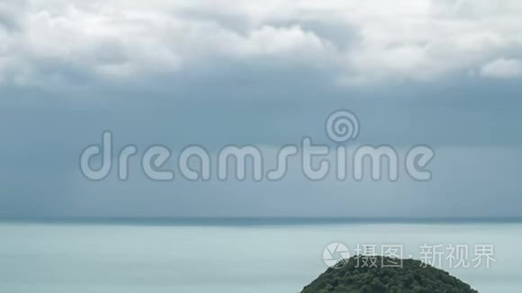 热带岛屿海岸的时间推移与接近雨云。 缩小范围