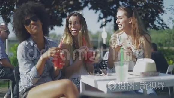 时髦的年轻女孩在外面喝酒视频