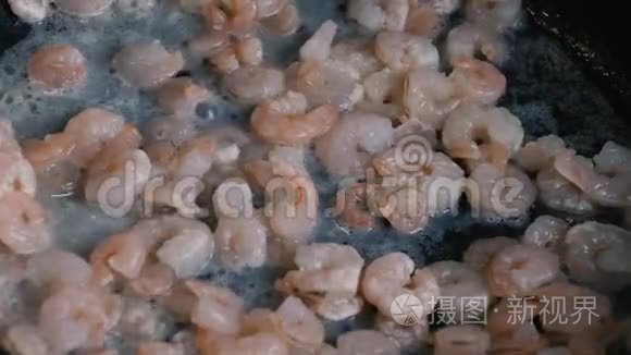 无尾虾在平底锅中油煎的冷冻虾视频