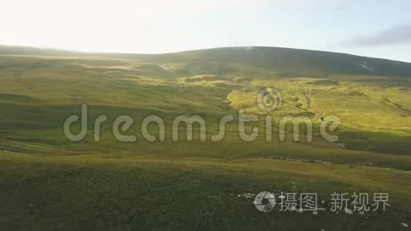 绿色草地和山谷中山丘上的田野。 山岳景观