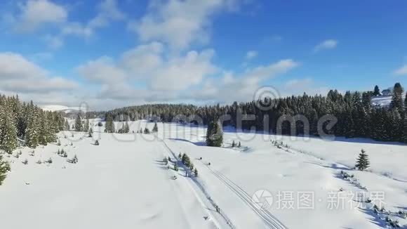 雪上摩托沿着小径飞行视频