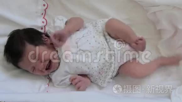 刚出生的女婴在哭