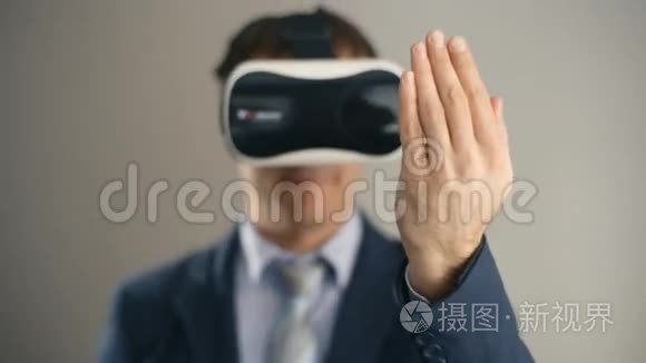 穿着虚拟现实谷歌/VR眼镜的商人在现代办公室工作