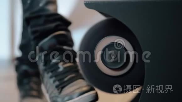 抛光鞋与自动启动清洁剂视频