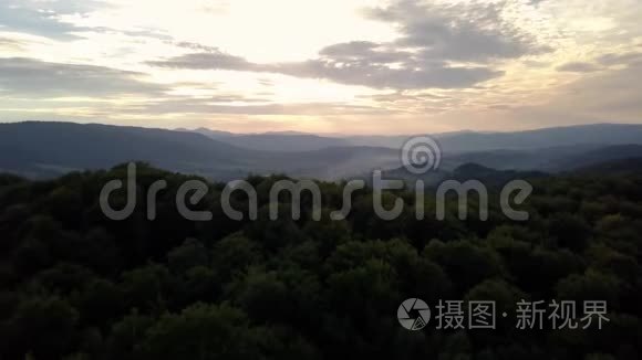 空中无人机镜头取景：在日出柔和的光线下，飞越秋天的山村，森林，田野和河流..