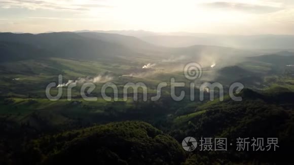 空中镜头取景在日出柔和的光线下，飞越秋天的山村，森林，田野和河流..