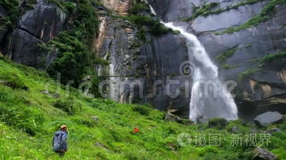 印度马纳利附近的维什特省的乔吉尼瀑布，两位游客互相问候