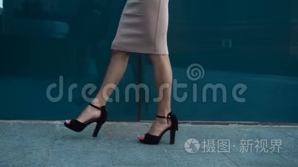 穿黑色高跟鞋的女士从一边走到另一边